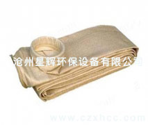 易清灰針刺氈是在普通滌綸針刺氈的基礎上進行表面燒毛、壓光處理，易清灰針刺氈使之表面光滑,透氣性能好,易清灰針刺氈在使用中大大降低除塵器收塵袋清除灰塵的勞動強度。
