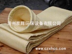 亞克力除塵布袋化學(xué)名均聚丙烯腈，用它為原料經(jīng)針刺法制成氈,然后經(jīng)過(guò)特殊的拒水處理從而得到亞克力中溫抗水解針刺過(guò)濾氈，產(chǎn)品透氣量14m3/m2·min