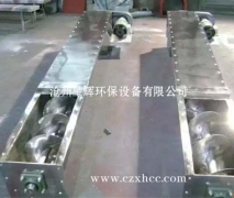 本公司自行設(shè)計(jì)的各種規(guī)格不銹鋼螺旋輸送機(jī)，其整體剛性好、運(yùn)轉(zhuǎn)平穩(wěn)、易對(duì)中、密封可靠，不銹鋼有軸螺旋機(jī)的螺旋軸一般采用兩端部滾動(dòng)軸承支承（滾動(dòng)軸承采用國(guó)內(nèi)外的優(yōu)質(zhì)產(chǎn)